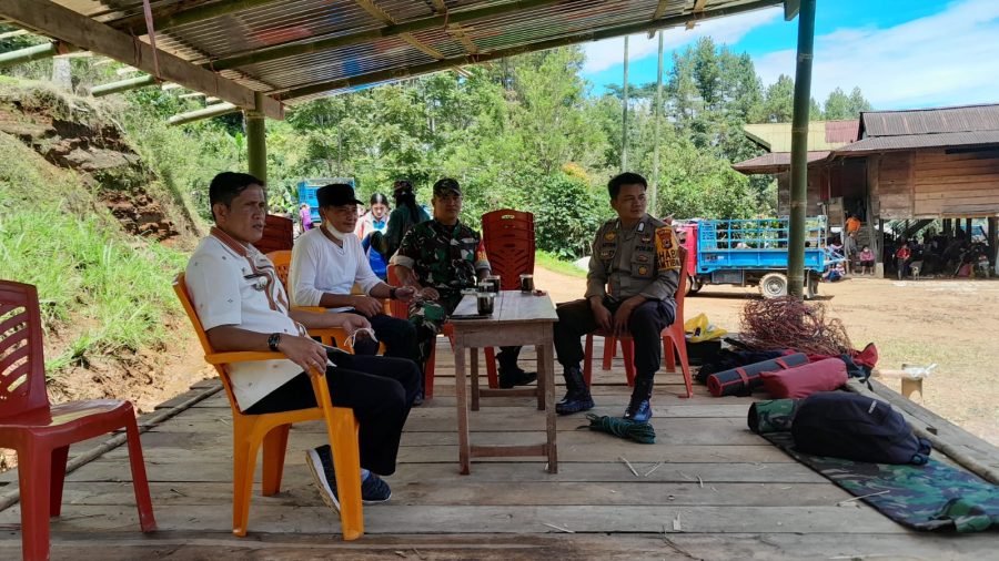 Bhabinkamtibmas Polsek Makale mengahadiri pembukaan perkemahan diwilayah binaan