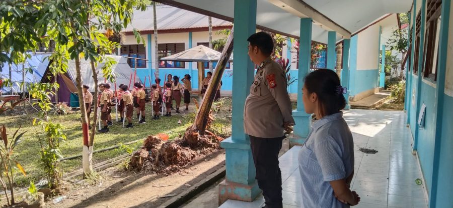Bhabinkamtibmas Polsek Makale mengahadiri pembukaan perkemahan diwilayah binaan