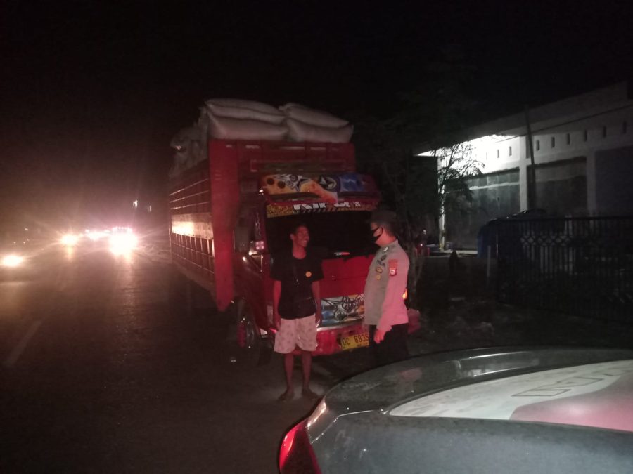 Personil Piket Polsek Segeri Polres Pangkep Laksanakan Patroli  Blue Light Di Jalan Raya Pantau Arus lalu Lintas