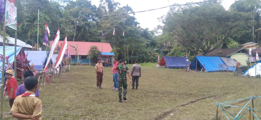 Bhabinkamtibmas Polsek Makale mengahadiri pembukaan perkemahan diwilayah binaan