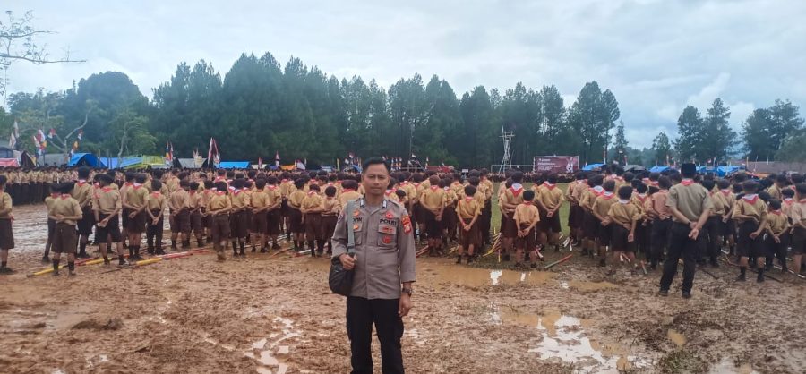 Bhabinkamtibmas Polsek Makale mengahadiri pembukaan perkemahan diwilayah binaan