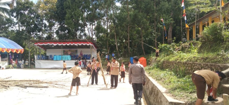 Bhabinkamtibmas Polsek Makale mengahadiri pembukaan perkemahan diwilayah binaan