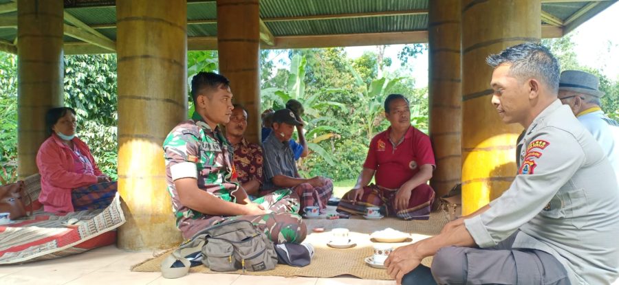 Bhabinkamtibmas Polsek Makale mengahadiri pembukaan perkemahan diwilayah binaan