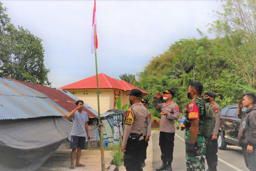 Sambut Hut RI Ke-77, Kapolres Tana Toraja Berbagi Bendera Merah Putih Kepada Warga Kurang Mampu