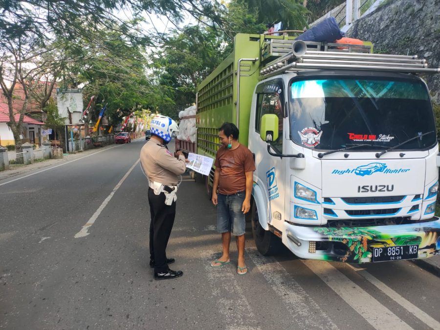 Personil Lantas Tator Edukasi Pengemudi Meminimalisir Kendaraan Berhenti Diatas Badan Jalan