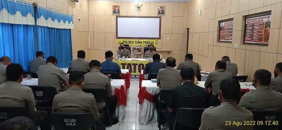 Bhabinkamtibmas Polsek Makale Pengamanan upacara adat kematian (rambu solo’)