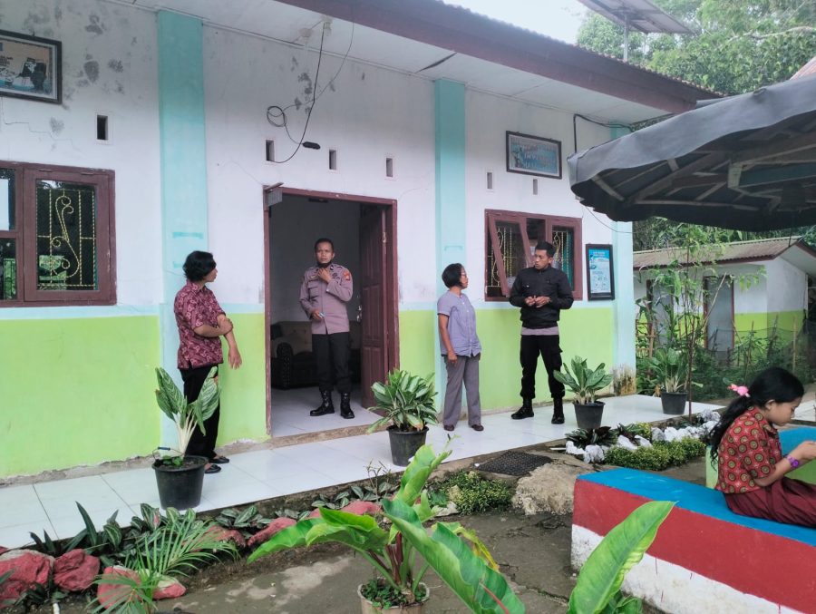 Bhabinkamtibmas bersama Lurah Kampen Memantau acara pesta adat Rambu solo