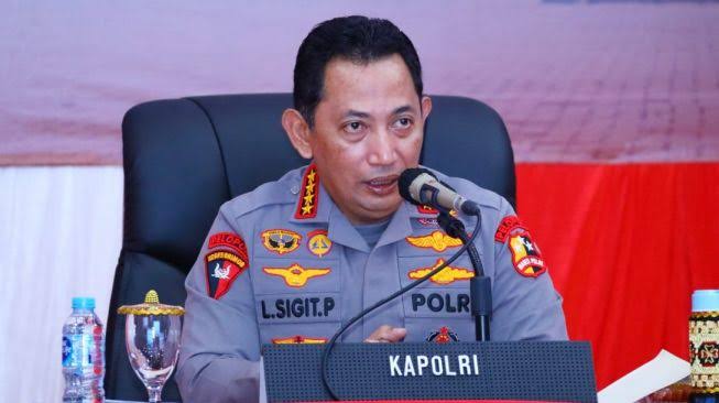 Bhabinkamtibmas bersama Lurah Kampen Memantau acara pesta adat Rambu solo