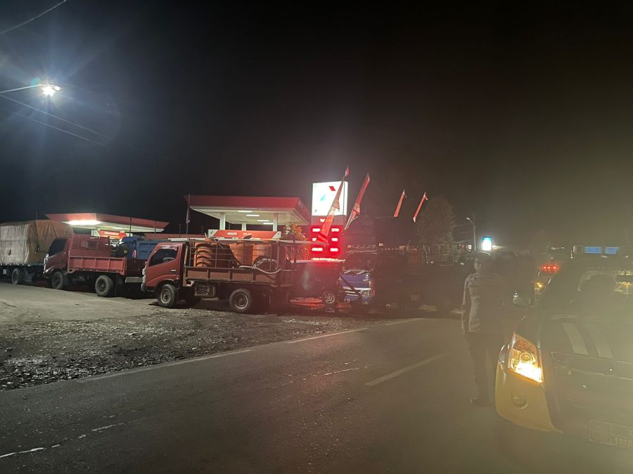Bhabinkamtibmas bersama Lurah Kampen Memantau acara pesta adat Rambu solo