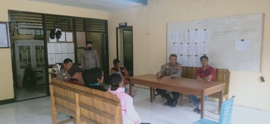 Bhabinkamtibmas bersama Lurah Kampen Memantau acara pesta adat Rambu solo