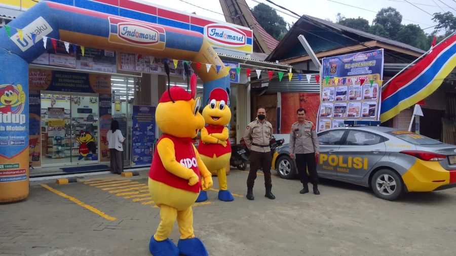 Bhabinkamtibmas bersama Lurah Kampen Memantau acara pesta adat Rambu solo