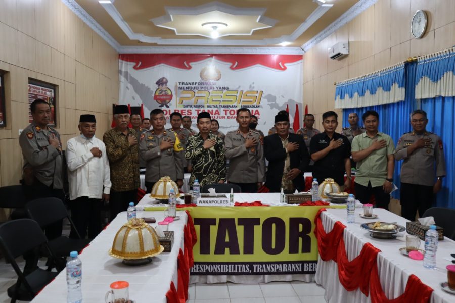 Personil Polsek Mengkendek Pengamanan Pos Penanganan Wabah PMK