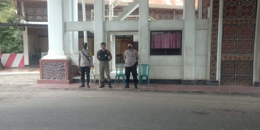 Personil Polsek Mengkendek Pengamanan Pos Penanganan Wabah PMK