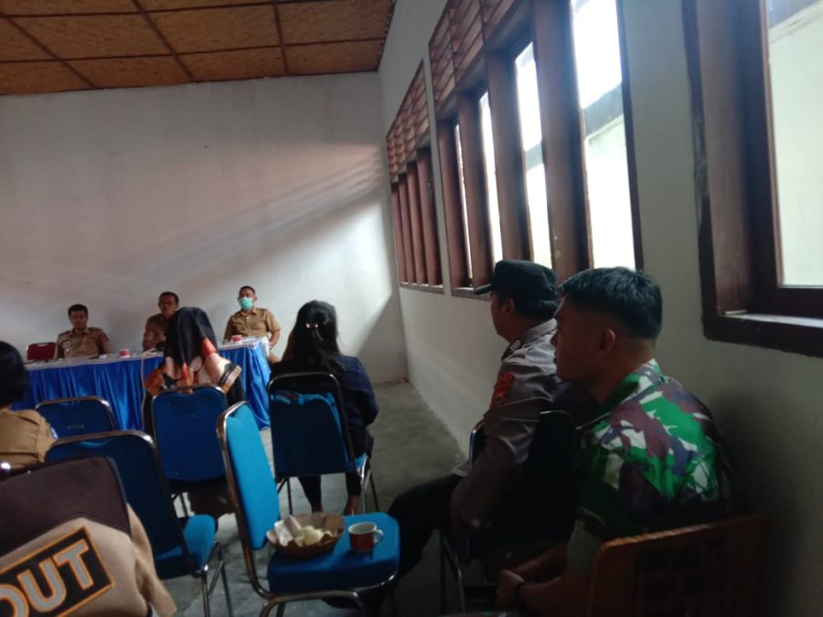 Personil Polsek Mengkendek Pengamanan Pos Penanganan Wabah PMK