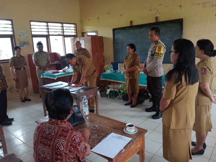Personil Polsek Mengkendek Pengamanan Pos Penanganan Wabah PMK