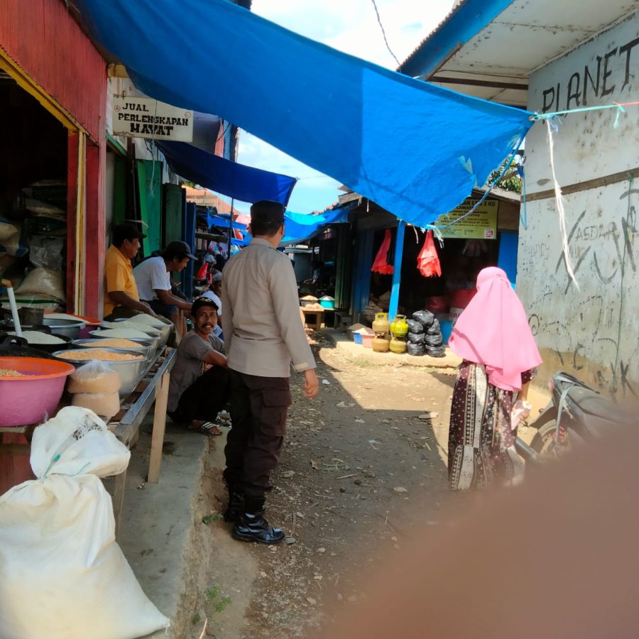 Berikan Rasa Aman Pengunjung Pasar Tradisional, Personil Polsek Ma’rang Pangkep Intensifkan Patroli
