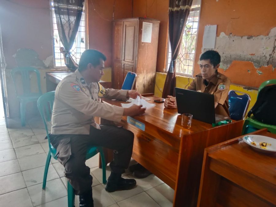 Sambang Ke Balai Desa, Bhabinkamtibmas Polsek Ma’rang Pangkep Koordinasi Kamtibmas Dengan Perangkat Desa