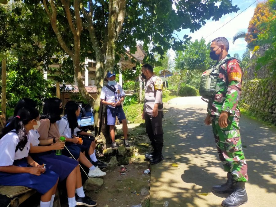 Bhabinkamtibmas Polsek Saluputti Sambangi Wilayah Binaan