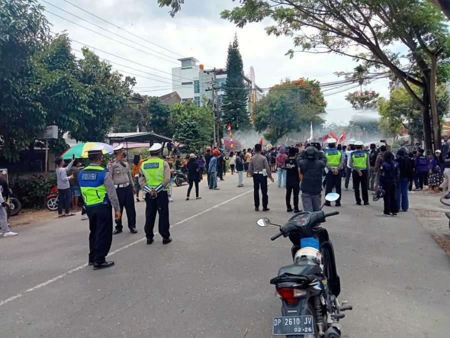 Kasatlantas Polres Tana Toraja Baksos Kepada Masyarakat Yang Terdampak Kenaikan BBM