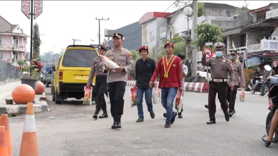 Turun Ke Jalan, Polres Toraja Utara Bersama Mahasiswa PMKRI Cabang Toraja Bagikan Sembako
