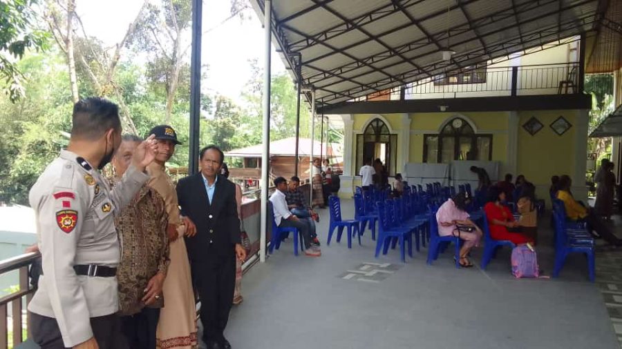 Bhabinkamtibmas Polsek Makale Pengamanan acara Penyelenggaraan Rambu Tuka’