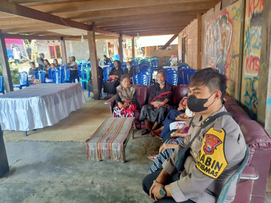 Bhabinkamtibmas Polsek Makale Pengamanan acara Penyelenggaraan Rambu Tuka’