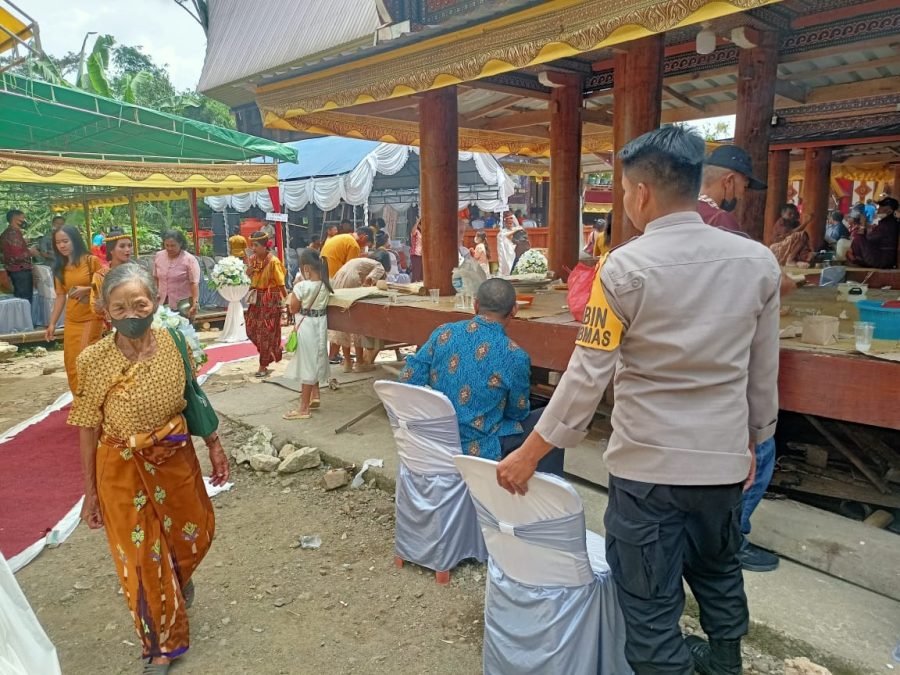Bhabinkamtibmas Polsek Makale Pengamanan acara Penyelenggaraan Rambu Tuka’