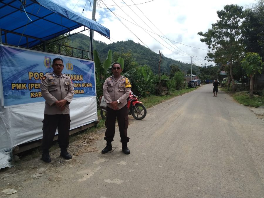 Bhabinkamtibmas Polsek Makale Pengamanan acara Penyelenggaraan Rambu Tuka’