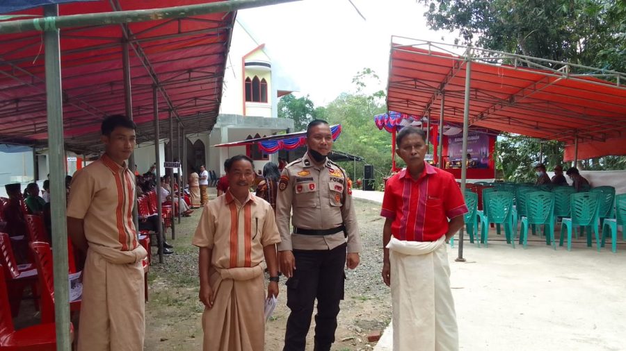 Bhabinkamtibmas melakukan pengamanan acara Ibadah Peneguhan di Gereja Toraja Ebenhaezer Parampo
