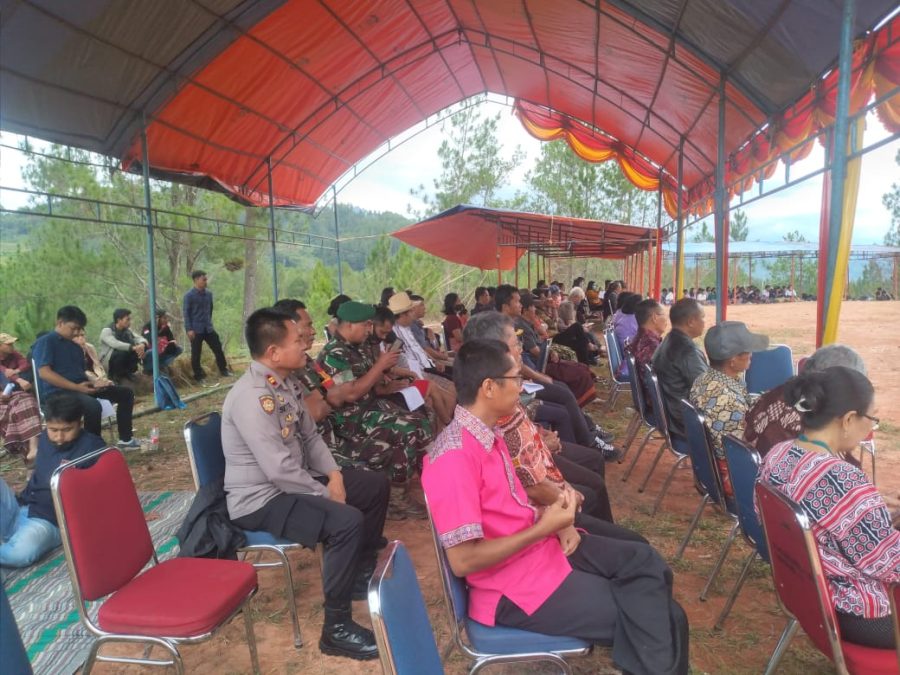 Bhabinkamtibmas melakukan pengamanan acara Ibadah Peneguhan di Gereja Toraja Ebenhaezer Parampo