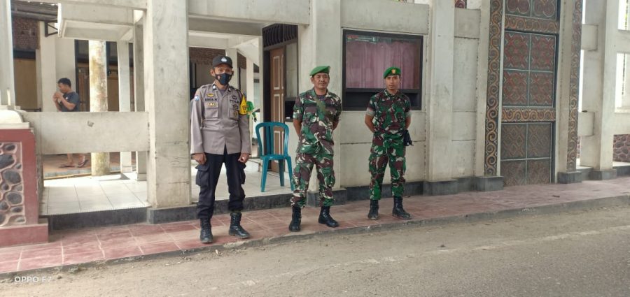 Bhabinkamtibmas melakukan pengamanan acara Ibadah Peneguhan di Gereja Toraja Ebenhaezer Parampo