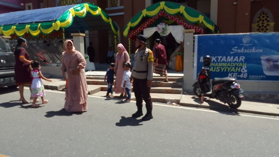 Bhabinkamtibmas melakukan pengamanan acara Ibadah Peneguhan di Gereja Toraja Ebenhaezer Parampo
