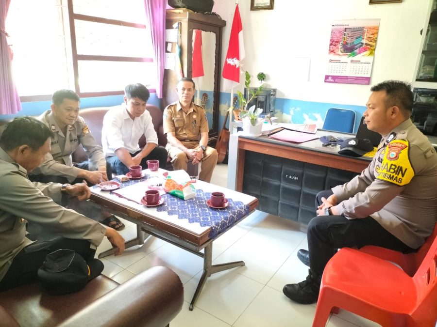 Kapolsek Makale mendatangi Warga ODGJ mengamuk lalu membujuk yang bersangkutan untuk berobat