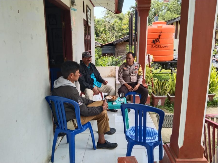 Kapolsek Makale mendatangi Warga ODGJ mengamuk lalu membujuk yang bersangkutan untuk berobat