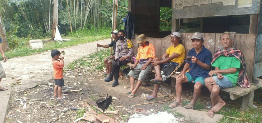 Kapolsek Makale mendatangi Warga ODGJ mengamuk lalu membujuk yang bersangkutan untuk berobat