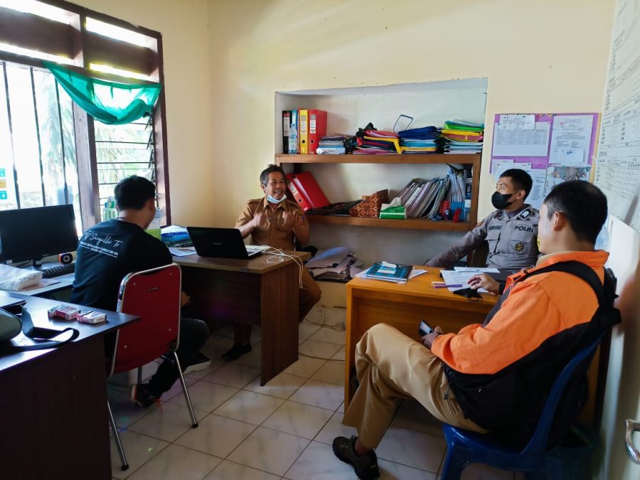 Kapolsek Makale mendatangi Warga ODGJ mengamuk lalu membujuk yang bersangkutan untuk berobat