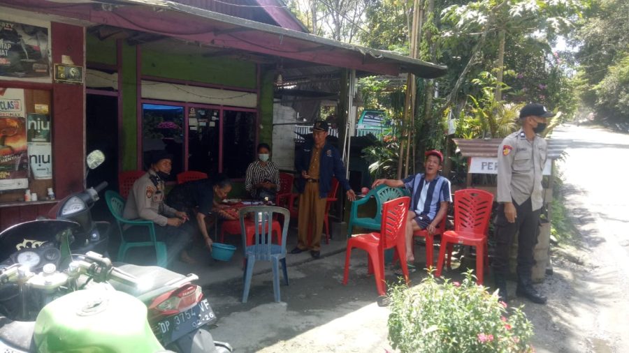 Kapolsek Makale mendatangi Warga ODGJ mengamuk lalu membujuk yang bersangkutan untuk berobat
