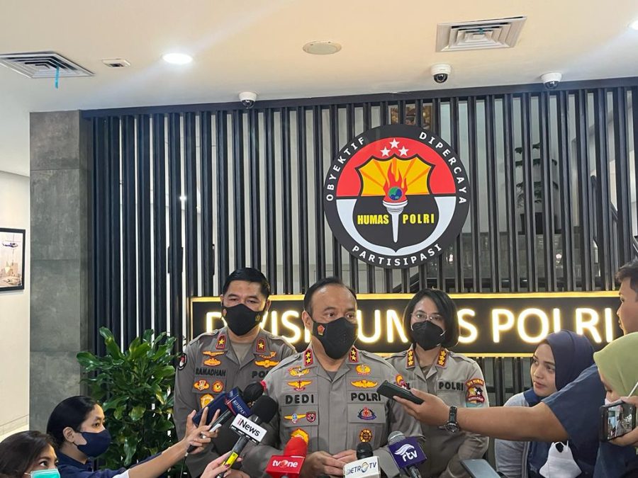 Bhabinkamtibmas Polsek Mengkendek Pengamanan Prosesi Adat Kedukaan