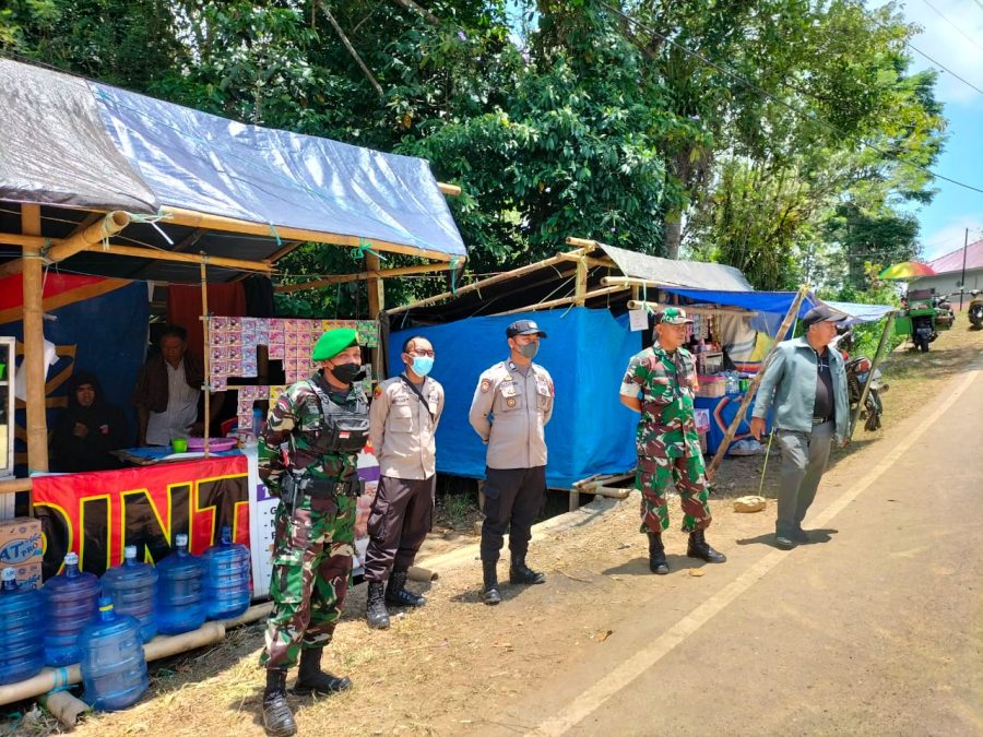 Bhabinkamtibmas Polsek Mengkendek Pengamanan Prosesi Adat Kedukaan