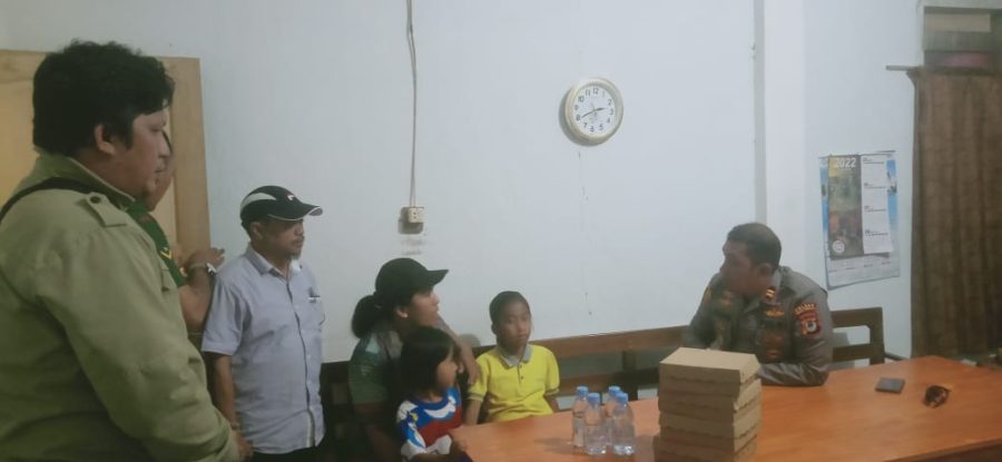 Bhabinkamtibmas Polsek Mengkendek Pengamanan Prosesi Adat Kedukaan