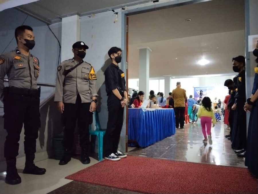 Bhabinkamtibmas Polsek Mengkendek Pengamanan Prosesi Adat Kedukaan