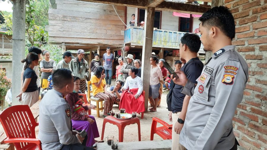Bhabinkamtibmas Polsek Mengkendek Pengamanan Prosesi Adat Kedukaan