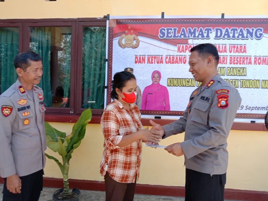Kapolres Toraja Utara Berikan Bantuan Sosial Kepada Warga Saat Melakukan Kunjungan Kerja