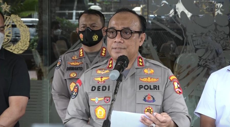 Bhabinkamtibmas Polsek Saluputti Pengamanan Pembayaran BLT-DL Di Kantor Lembang Limbong