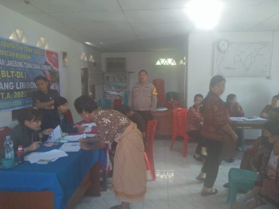 Bhabinkamtibmas Polsek Saluputti Pengamanan Pembayaran BLT-DL Di Kantor Lembang Limbong