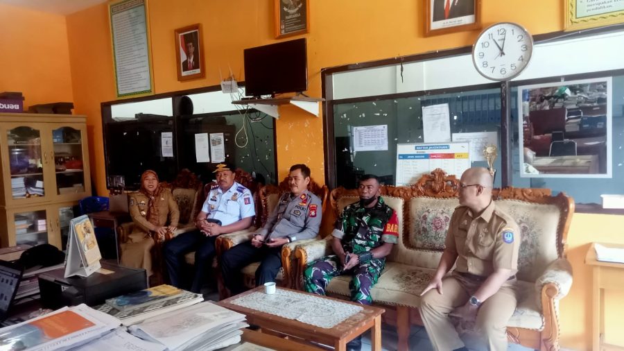 Bhabinkamtibmas Polsek Saluputti Pengamanan Pembayaran BLT-DL Di Kantor Lembang Limbong