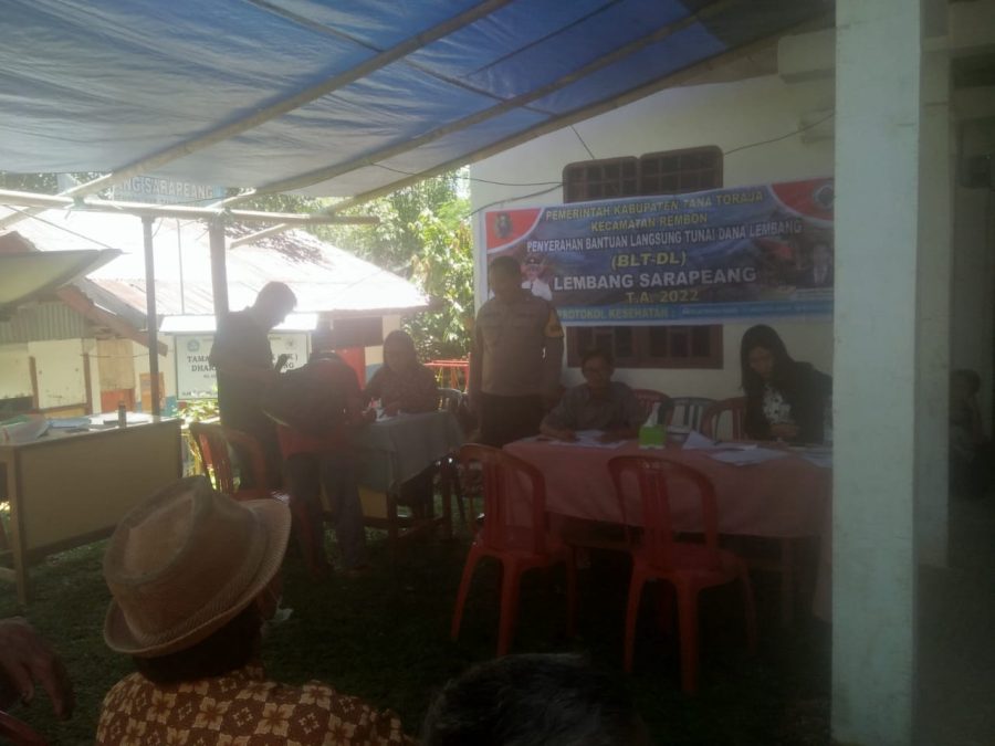 Bhabinkamtibmas Polsek Saluputti Pengamanan Pembayaran BLT-DL Di Kantor Lembang Limbong