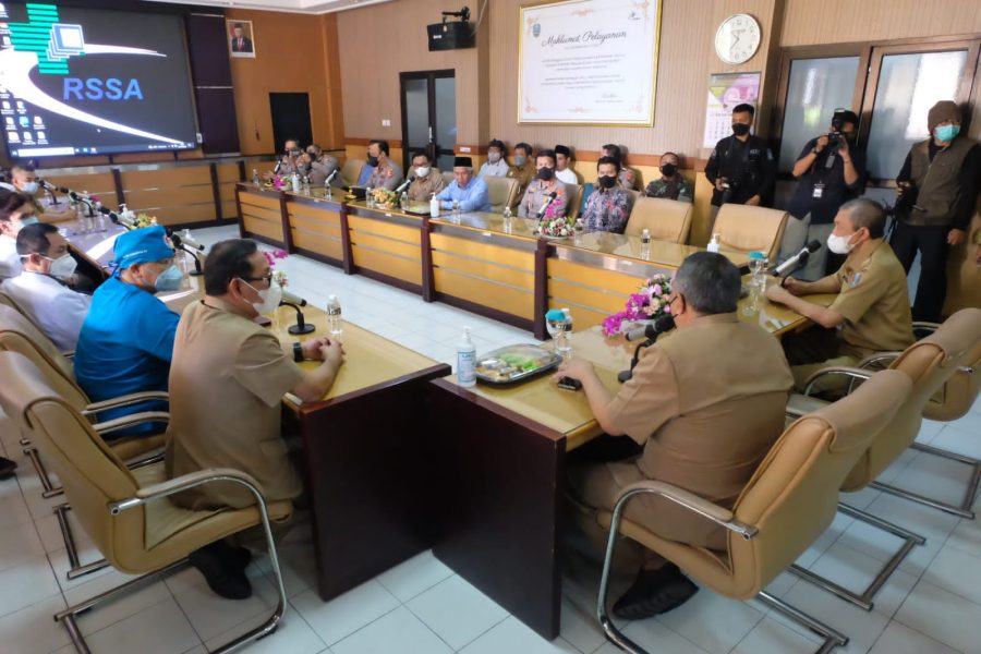 Bhabinkamtibmas Polsek Saluputti Pengamanan Pembayaran BLT-DL Di Kantor Lembang Limbong
