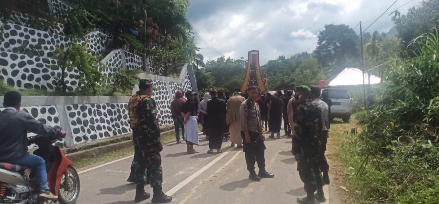Bhabinkamtibmas Polsek Saluputti Pengamanan Pembayaran BLT-DL Di Kantor Lembang Limbong