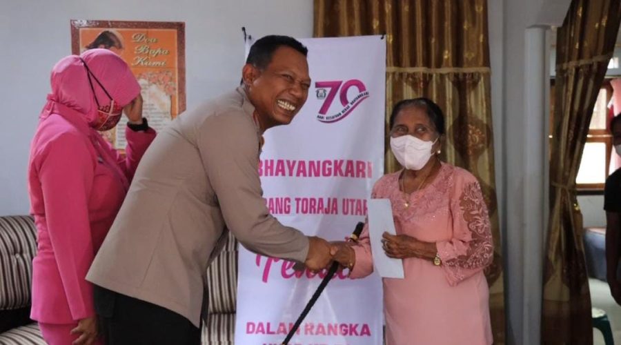 Jelang HKGB Ke- 70, Bhayangkari Cabang Toraja Utara Gelar Anjangsana ke Warakawuri dan Purnawirawan Polri